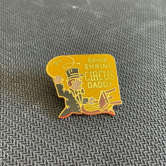 Sahib Shrine Circus Mom and Dad Pin 1994 Collectors Pins with Backs Great Cond. - Picture 3 of 6